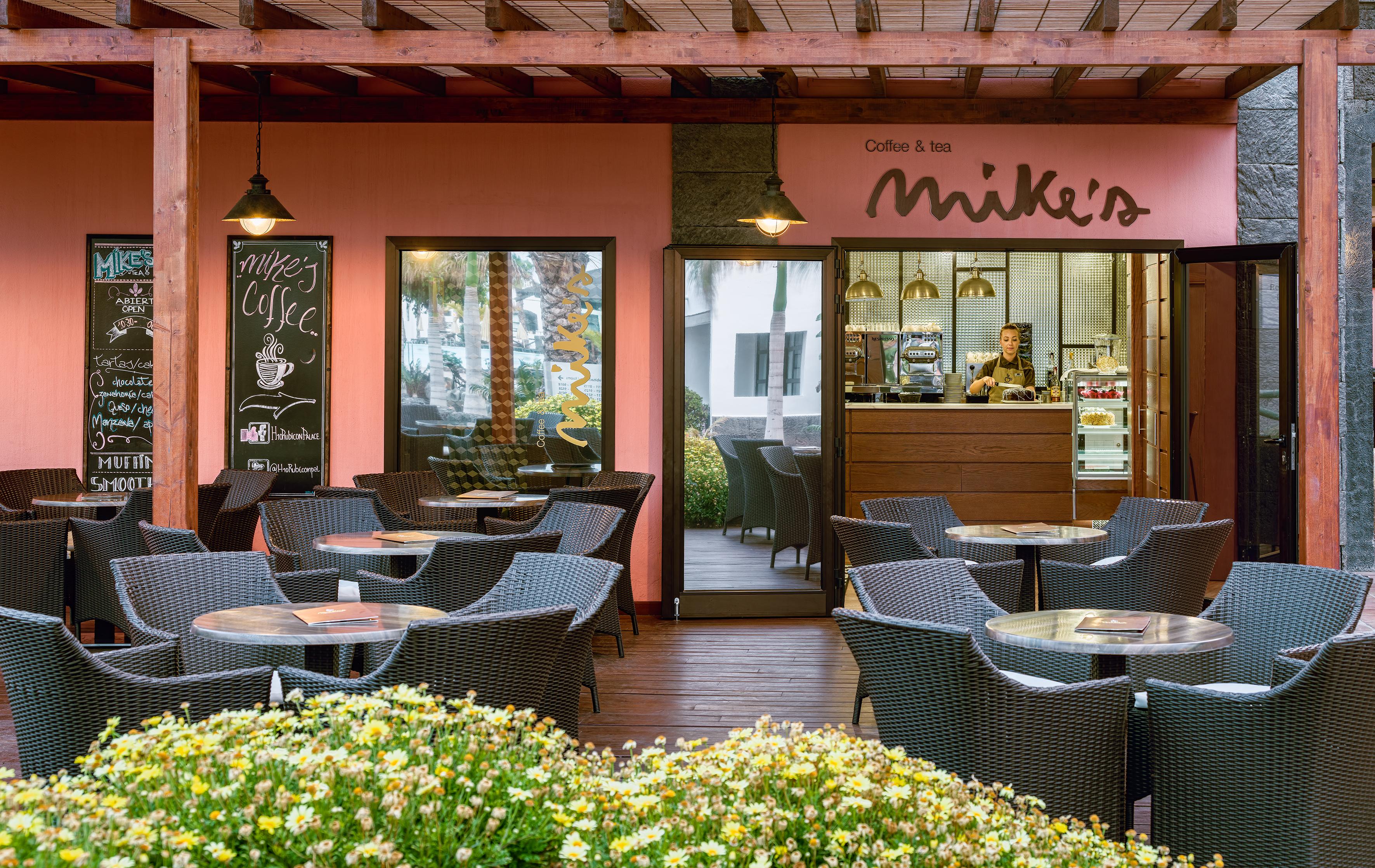 H10 Rubicón Palace Playa Blanca  Exterior foto A Mövenpick ice cream parlour in Munich, Germany